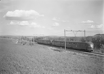 803529 Afbeelding van twee gekoppelde electrische treinstellen mat. 1946 van de N.S. nabij Valkenburg.